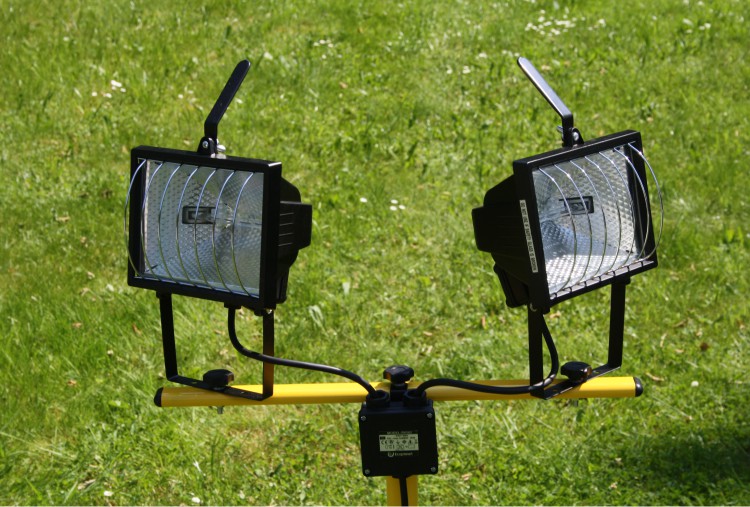 venkovní přenosný reflektor na stativu 2x500w foto 04